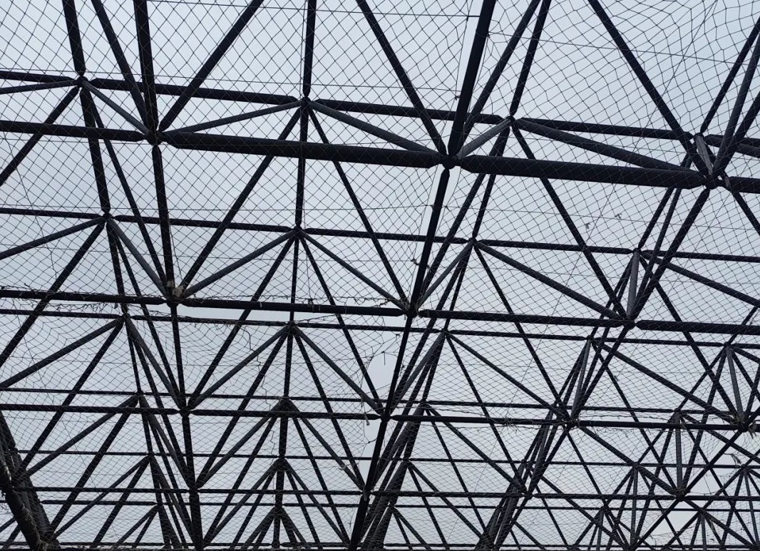 Здание из металлоконструкций при землетрясении